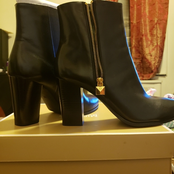 Frenchie booties by Michael Kors - Picture 1 of 4